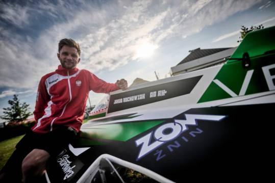 Jakub Rochowiak przy bolidzie